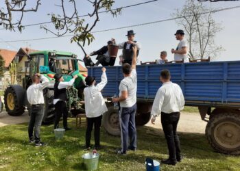 Chlapci zoskočili z vlečky a hybáj za dievčatami            