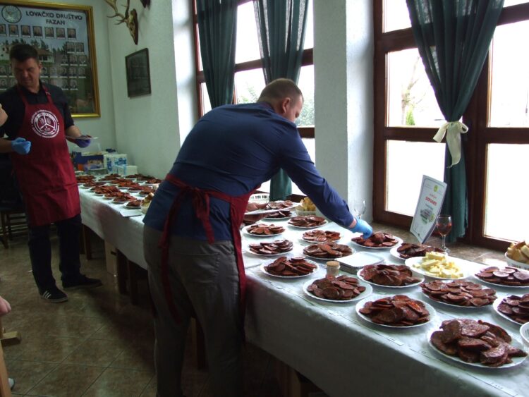 Z koštovky súťažných vzoriek suchých klobás