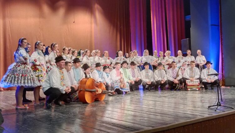 Spoločná fotografia členov KUS Jána Kollára na pazovskom javisku