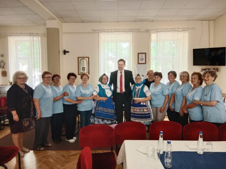 JE Michal Pavúk s členkami Združenia pazovských žien pri SKUS hrdinu Janka Čmelíka