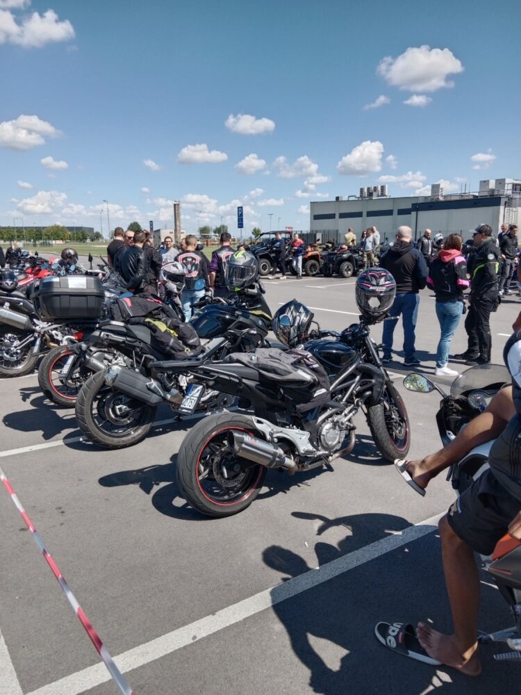 Zoskupení motorkári, mopedisti a kvadisti