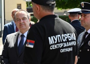 Ivica Dačić s pracovníkmi Oddelenia pre mimoriadne situácie (Foto: srbija.gov.rs)