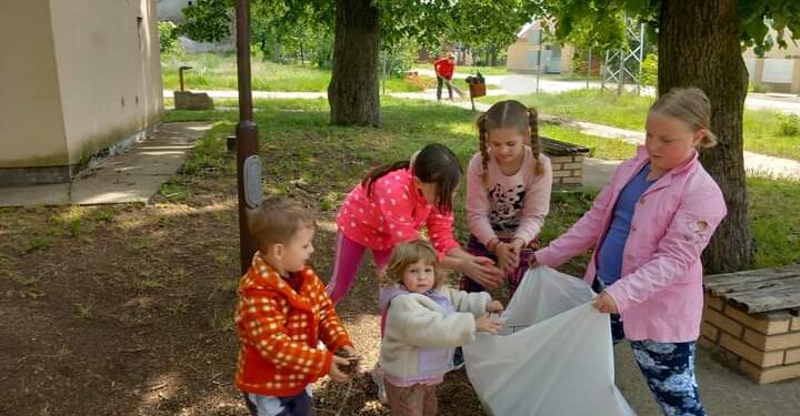 Ochotne pomáhali aj deti (foto: Melita Kmeťková)