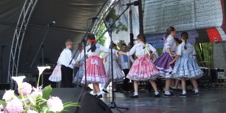 Folklórna skupina petrovskej základnej školy