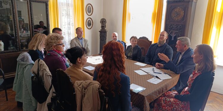 Zo stretnutia v Banskej Bystrici: hostia a hostitelia z Úradu
priemyselného vlastníctva Slovenskej republiky v Banskej Bystrici (Foto: z archívu J. Popovića)