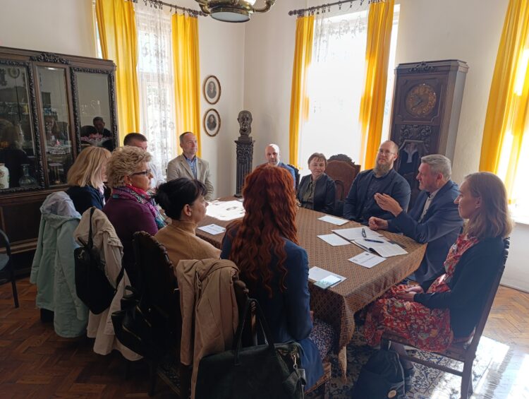 Zo stretnutia v Banskej Bystrici: hostia a hostitelia z Úradu
priemyselného vlastníctva Slovenskej republiky v Banskej Bystrici (Foto: z archívu J. Popovića)