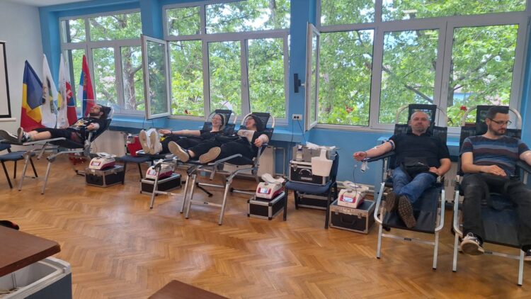 V Kovačici sa akcia darcovstva krvi uskutočnila vo veľkej sieni Miestneho spoločenstva (foto: ČK Kovačica)