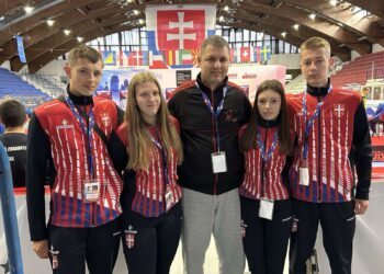 Kovačickí kolkári na majstrovstvách v Brezne: Kristijan Marko, Ivana Čuvarová, predseda KK Slávia Tomáš Siroma, Lana Čerňošová a
Ivan Milosavljević (Foto: KK Slávia)