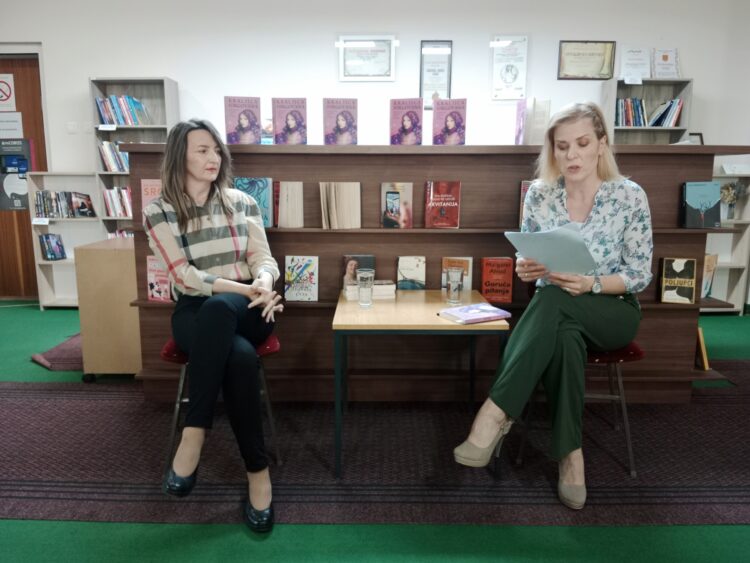 Záber z literárneho večierka: (zľava) Ana Atanaskovićová a Marija Vučkovićová