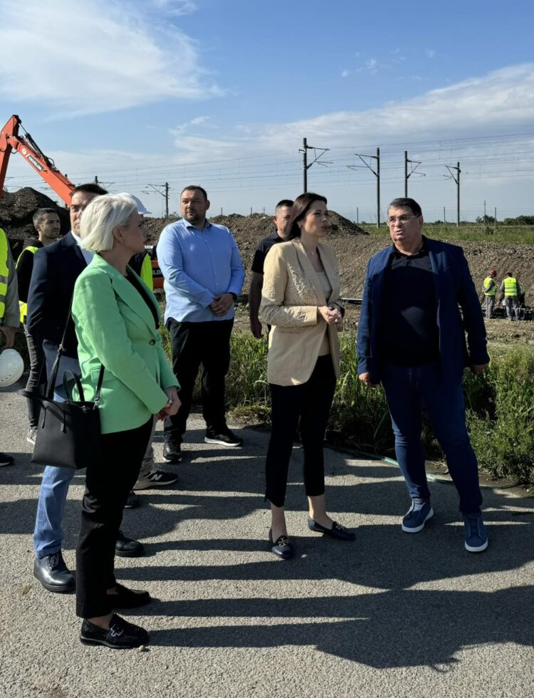 Ministerka Irena Vujovićová a predseda Đorđe Radinović počas obchôdzky prác na sanácii kolektora v Starej Pazove (foto: Kabinet predsedu obce)