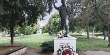 Pri pomníku národného hrdinu Janka  Čmelíka v Starej Pazove