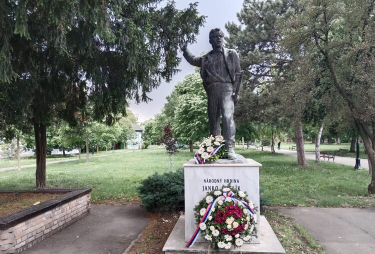 Pri pomníku národného hrdinu Janka  Čmelíka v Starej Pazove