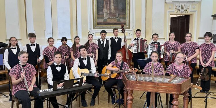 Orchestrík s vedúcim Dr. Jurajom Súdim po vystúpení na festivale v Novom Sade (foto: z archívu J. Súdiho)