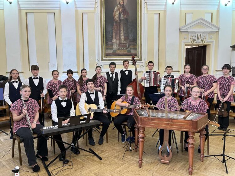 Orchestrík s vedúcim Dr. Jurajom Súdim po vystúpení na festivale v Novom Sade (foto: z archívu J. Súdiho)