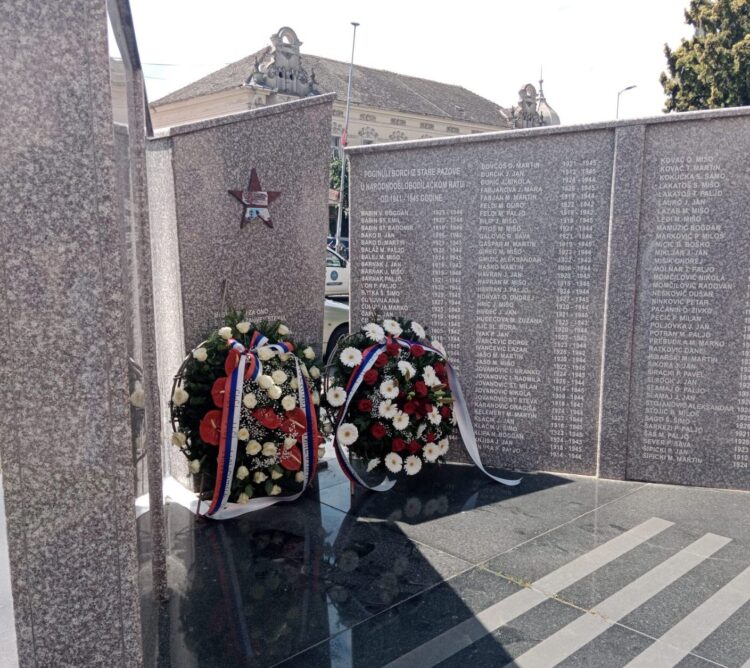 Položené vence k pamätníku v centre mesta