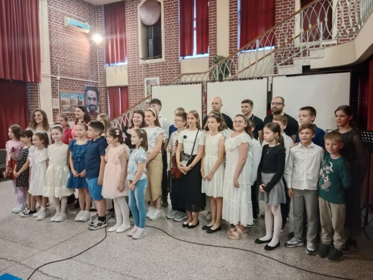 Spoločná fotografia – žiaci s profesormi