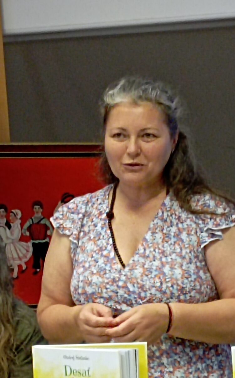 Andrea Salazarová počas prezentácie knihy v Galérii insitného umenia v Kovačici