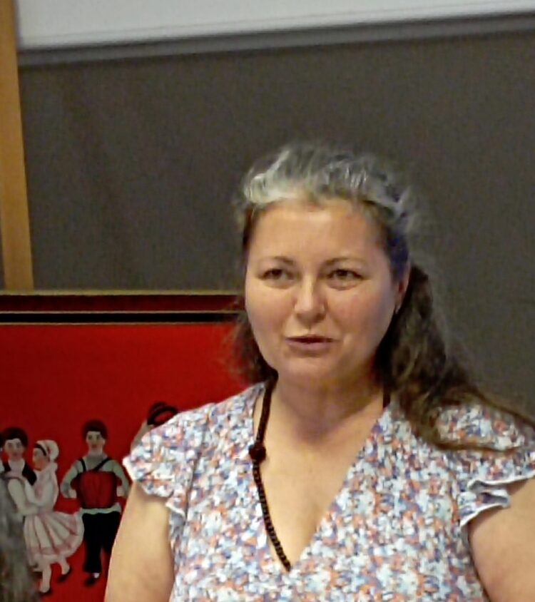 Andrea Salazarová počas prezentácie knihy v Galérii insitného umenia v Kovačici