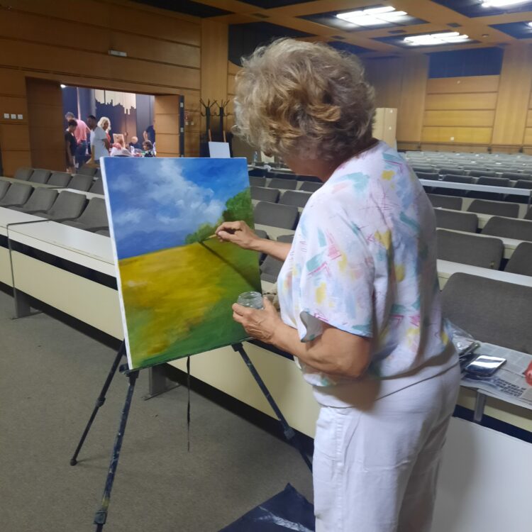 Na konci dňa nainštalovali výstavu a obrazy, ktoré vznikli na tábore