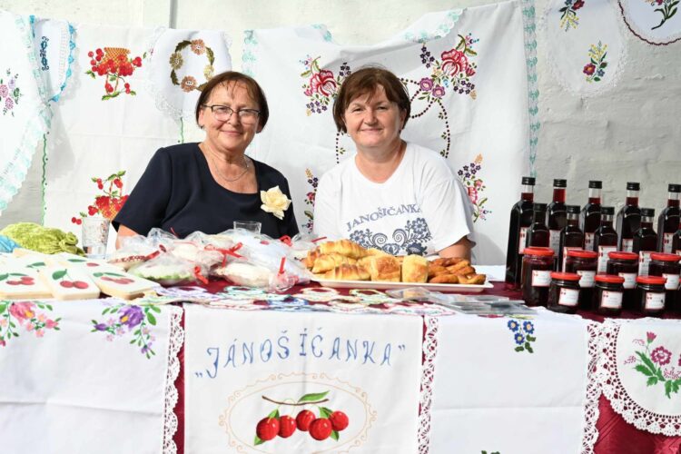Prichystali výstavy ručných prác a chutné višňové pochúťky