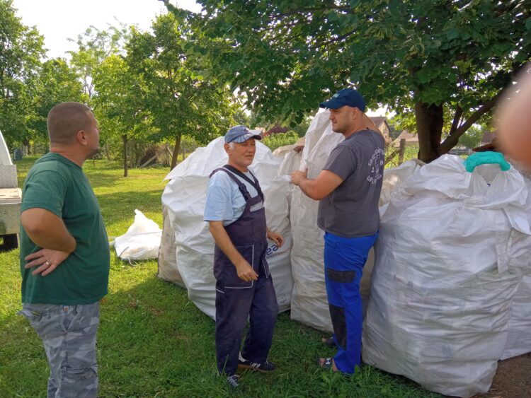 Poľnohospodári donášajú plastové obaly