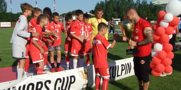 Domáci Kulpínčania – víťazi najmladšej kategórie hráčov vlaňajšieho turnaja (ročník 2011)