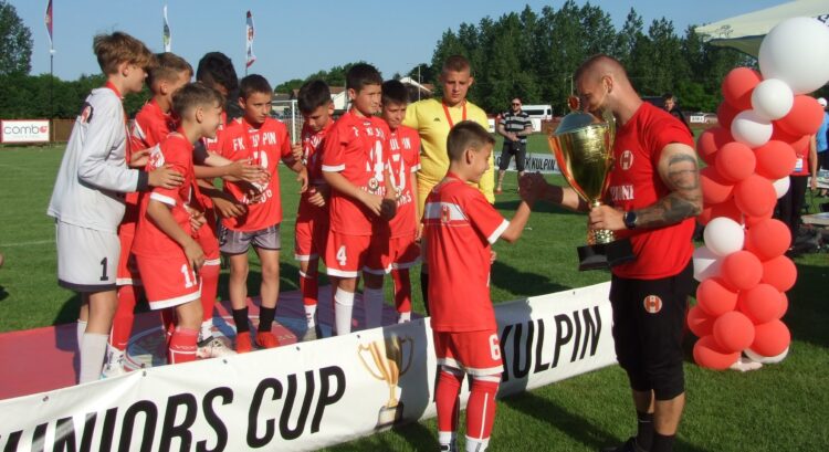 Domáci Kulpínčania – víťazi najmladšej kategórie hráčov vlaňajšieho turnaja (ročník 2011)