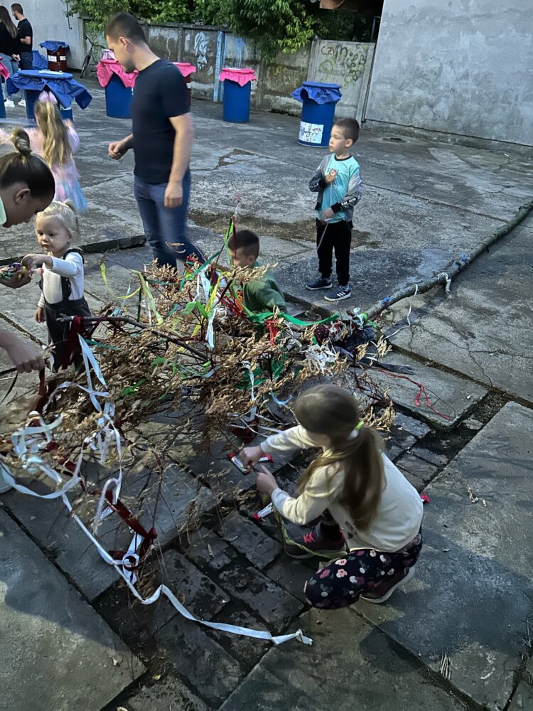 Malí zvolenovci si zbierajú ozdoby (Foto: Maja Levárska)