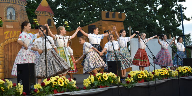 Kovačická Vločka na minuloročnom Detskom folklórnom festivale Zlatá brána v Kysáči