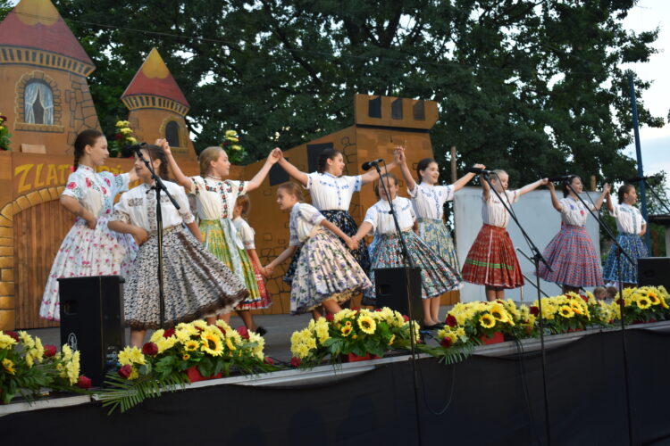 Kovačická Vločka na minuloročnom Detskom folklórnom festivale Zlatá brána v Kysáči