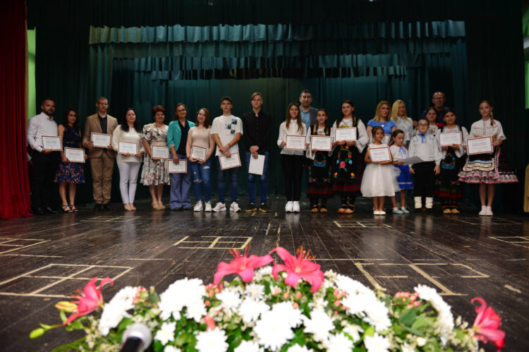 Odmenení žiaci a ich učitelia (foto: Niko Stanković)