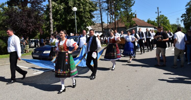 V defilé festivalovú vlajku niesli predstavitelia minuloročného
víťazného súboru zo SKUS Pivnica
