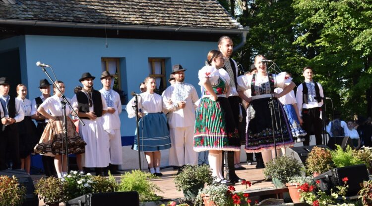 Symbolicky festival otvorili folkloristi z Pivnice