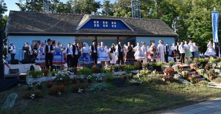 Predstavitelia všetkých folklórnych súborov na javisku
