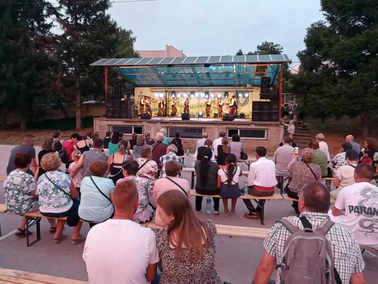Trubači na letnom javisku v Padine