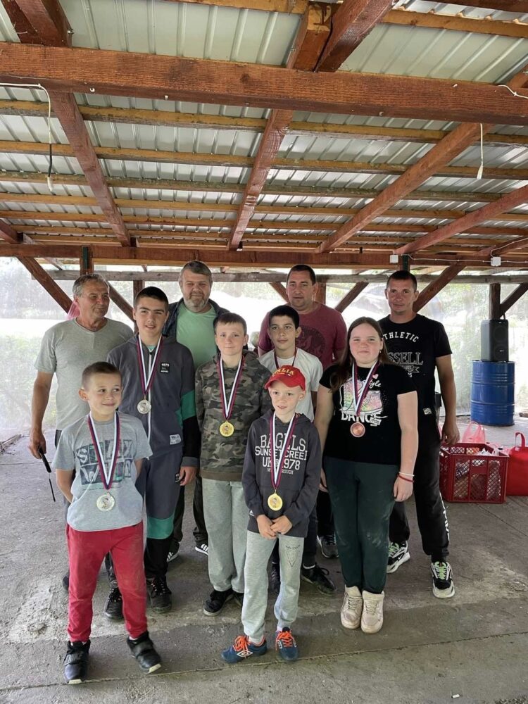 Mladí športoví rybári s členmi ZŠR Babuška Jánošík