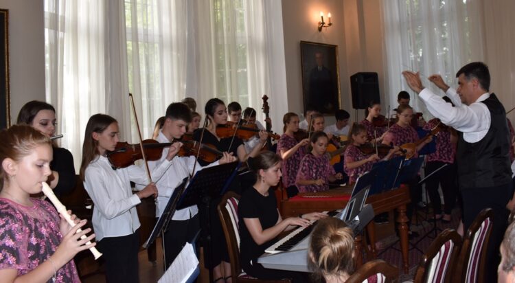 Hudba hodná koncertných siení: združené orchestre zo selenčskej školy a z petrovského gymnázia
