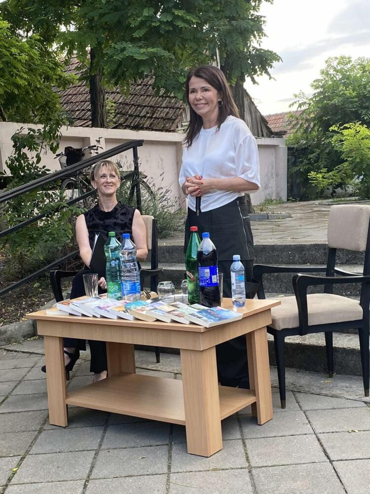 Jelena Bačićová-Alimpićová s riaditeľkou petrovskej knižnice Vesnou Valihorovou-Filipovićovou (foto: z archívu KŠH)