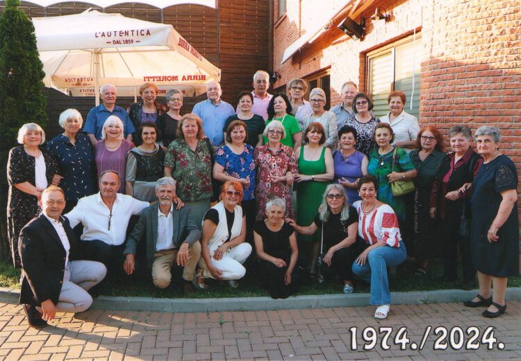 Maturanti kovačického gymnázia znovu spolu po 50 rokoch (Foto: Foto Centar)