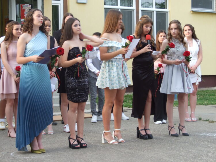 Z programu ôsmakov na rozlúčku: dievčatá čítajú rozlúčkové
príhovory