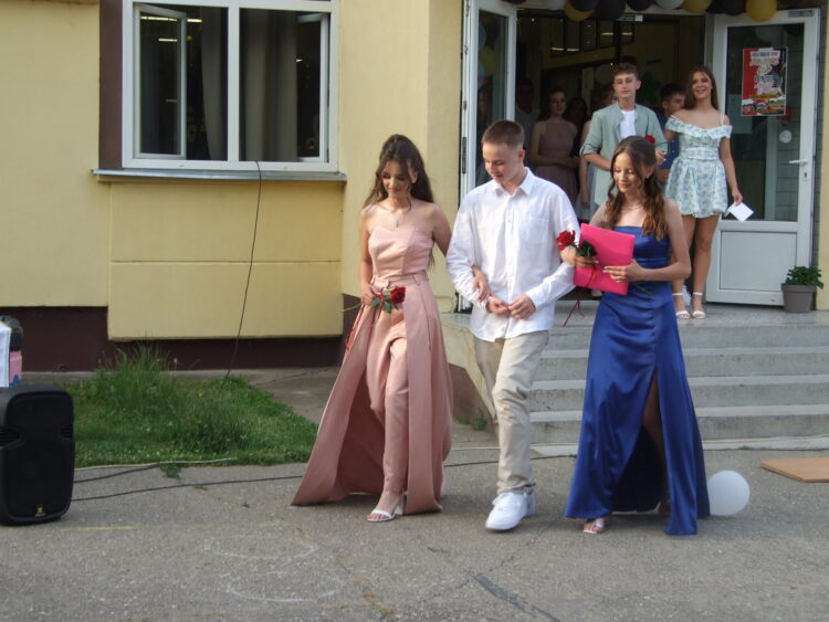 Malí maturanti spoločne vystúpili pred obecenstvo maturitného
programu na nádvorí školy