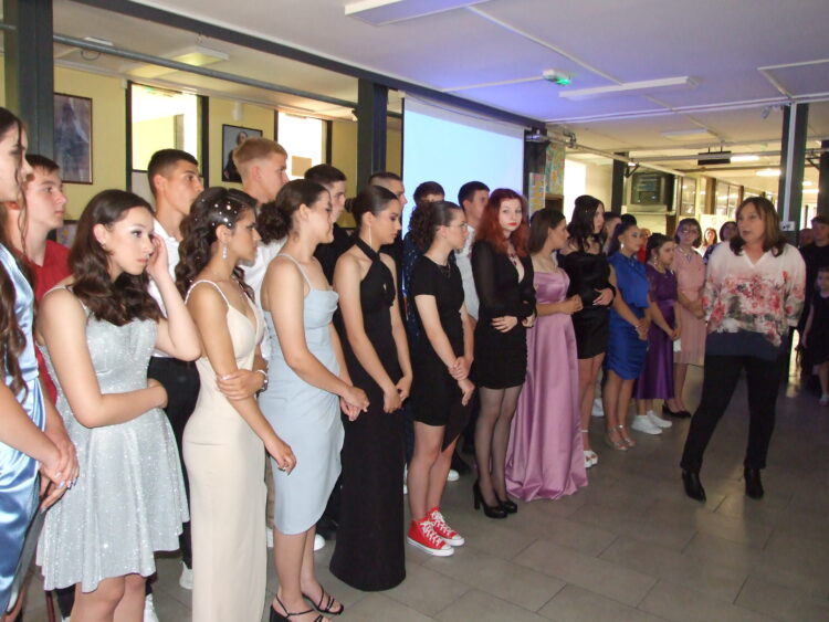 Z vlaňajšej rozlúčky kulpínskych ôsmakov: malí maturanti a riaditeľka školy Milina Grňová