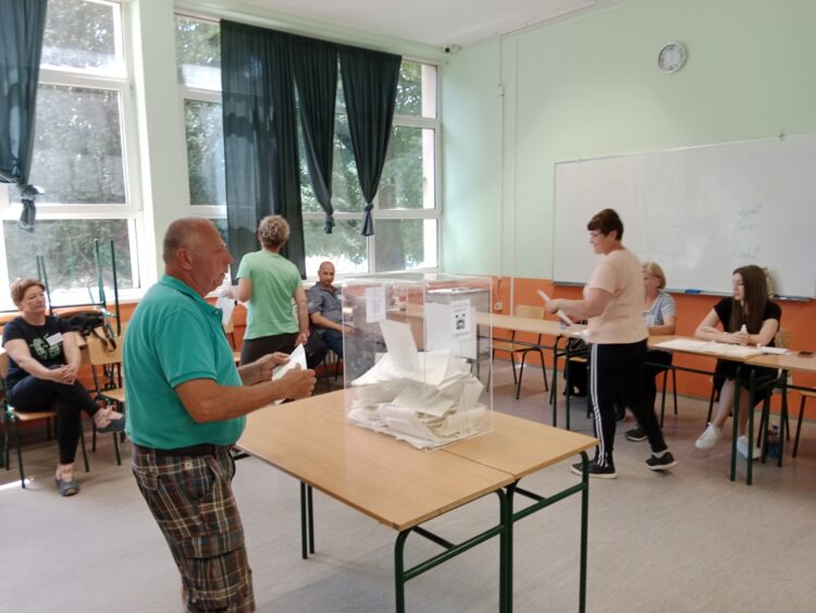 Záber z hlasovania v Starej Pazove