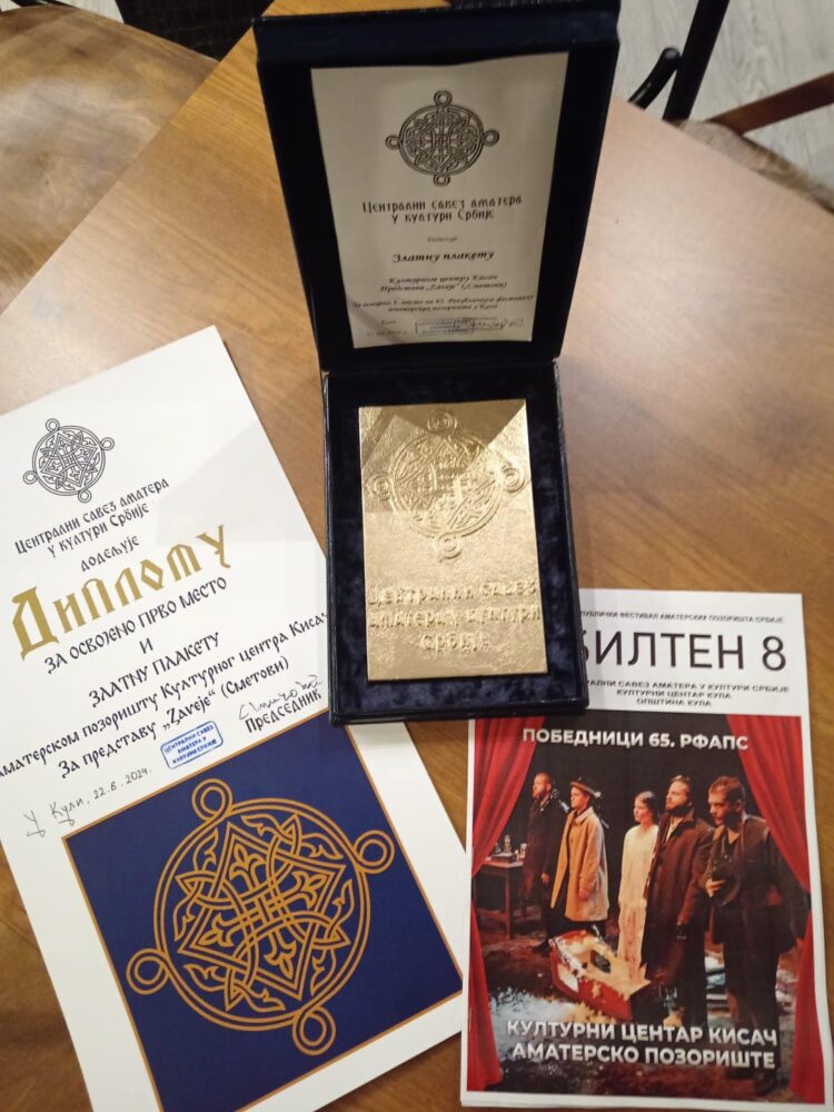 Zlatá plaketa a diplom víťaznému súboru a zaslúžená titulná strana festivalového bulletinu (foto: fb/Andrea Miháľová)