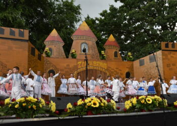 Pivnica: koľko malých folkloristov odrazu na javisku!