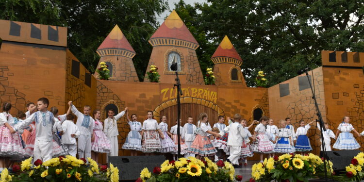 Pivnica: koľko malých folkloristov odrazu na javisku!