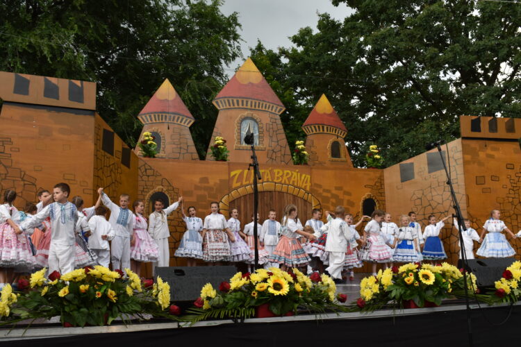 Pivnica: koľko malých folkloristov odrazu na javisku!