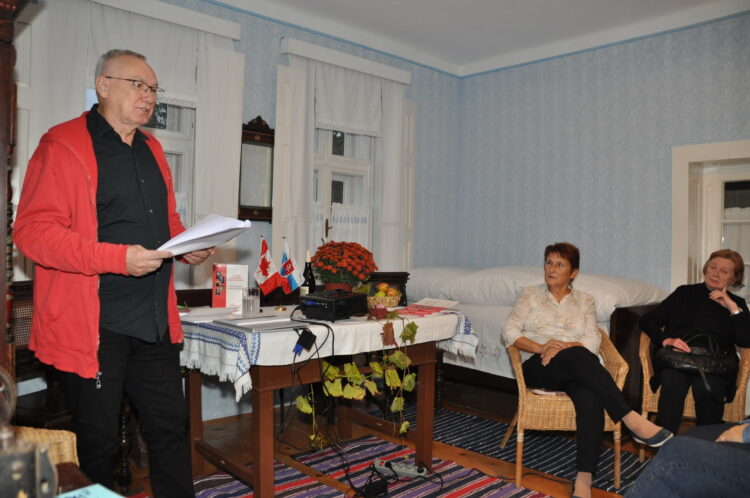 Z prezentácie predchádzajúcej Miháľovej knihy v Hložanoch