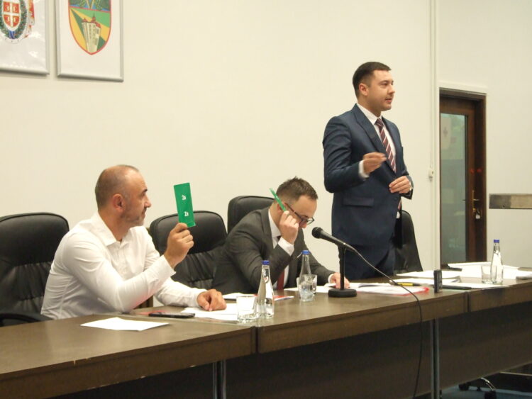 Tajomník ZO Rastislav Labát (stojí), sčituje hlasy výborníkov, vedľa neho predseda ZO Michal Hataľa