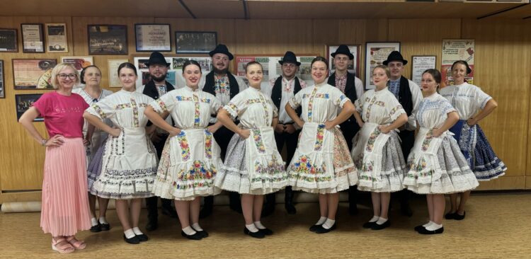 Poďme sa spolu vyfotografovať: ochotníci KUS Mladosť a riaditeľka Kultúrneho centra Beočín Tanja Drljača (foto: z archívu spolku)